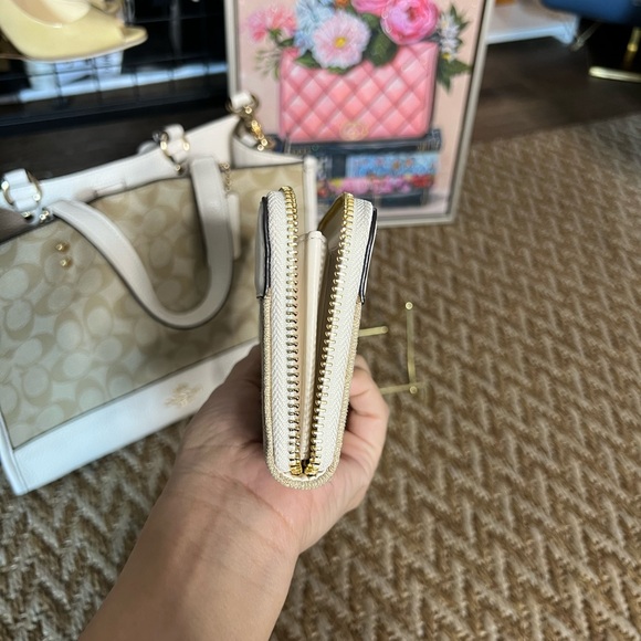 🔥🔥 Beautiful Coach Signature Tote Bag/ crossbody and matching wallet - Picture 9 of 14